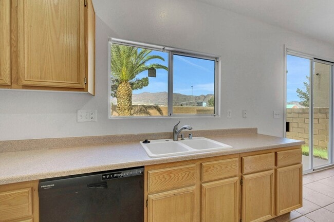 Building Photo - Adorable 2 story in the Northwest! Fresh paint and new carpet!