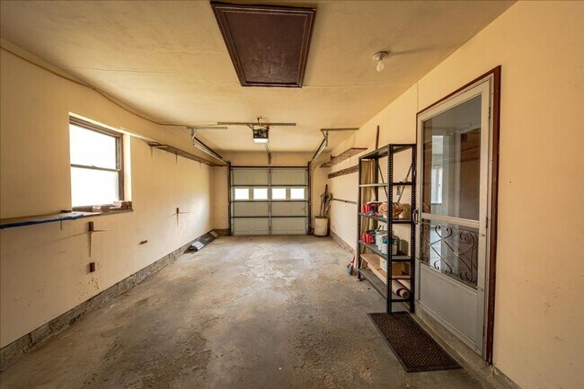 Building Photo - **Charming Family Home in Top-Rated School...