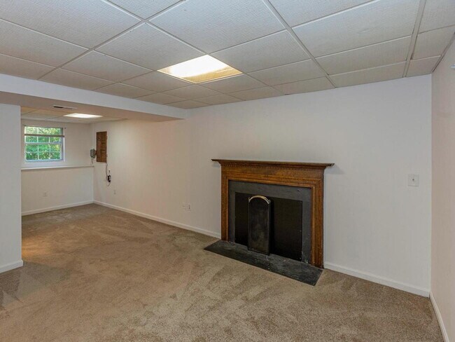 Building Photo - 3 BR, 2 BA Home with Garage and Fenced Yard