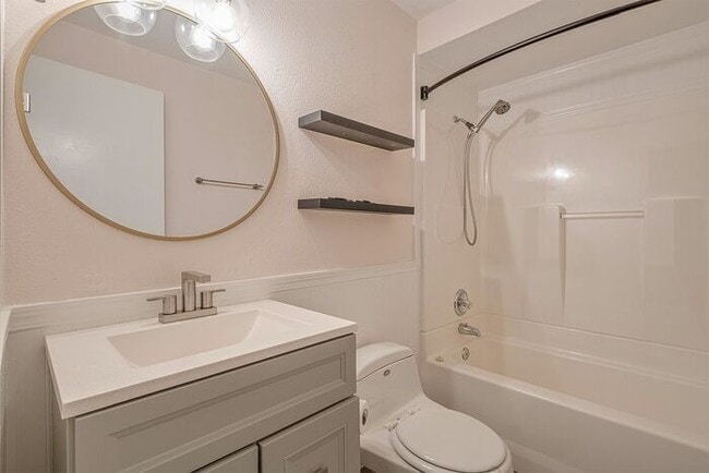 Building Photo - 4 bedroom 3 bath home in Tualatin with sep...