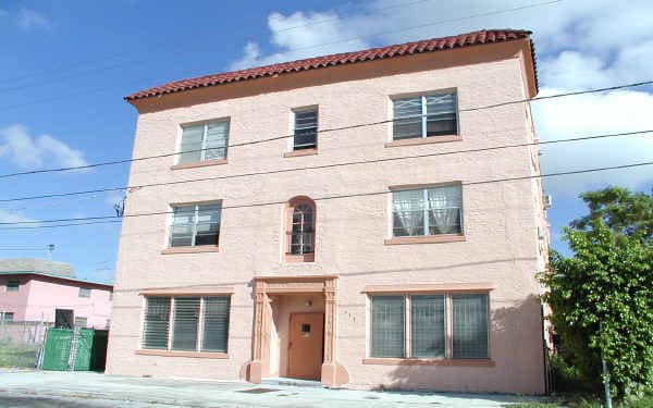 Building Photo - Villa Pina