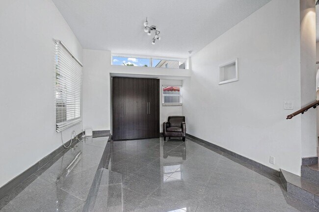 Building Photo - 301 Central Dr