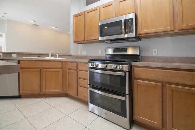 Building Photo - 4 bedroom 3 Bath Pool home in Lakewood Ran...