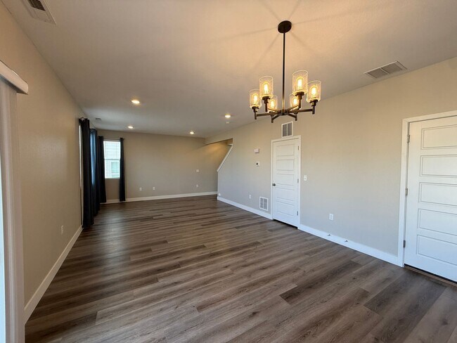 Building Photo - 5 Bed 3 Bath Home in Meridian Ranch!!!
