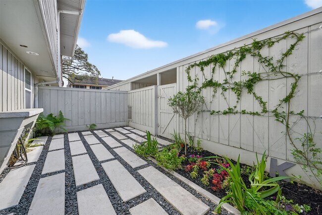 Building Photo - 6351 Briar Rose Dr