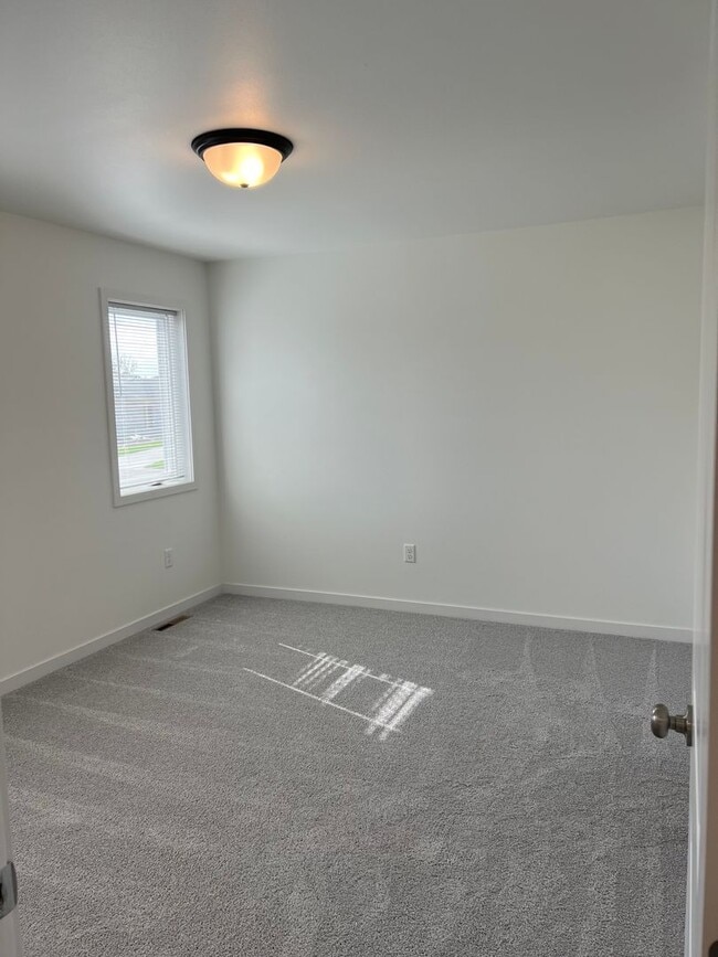 Building Photo - 4 Bed 3 Bath Single Family Home