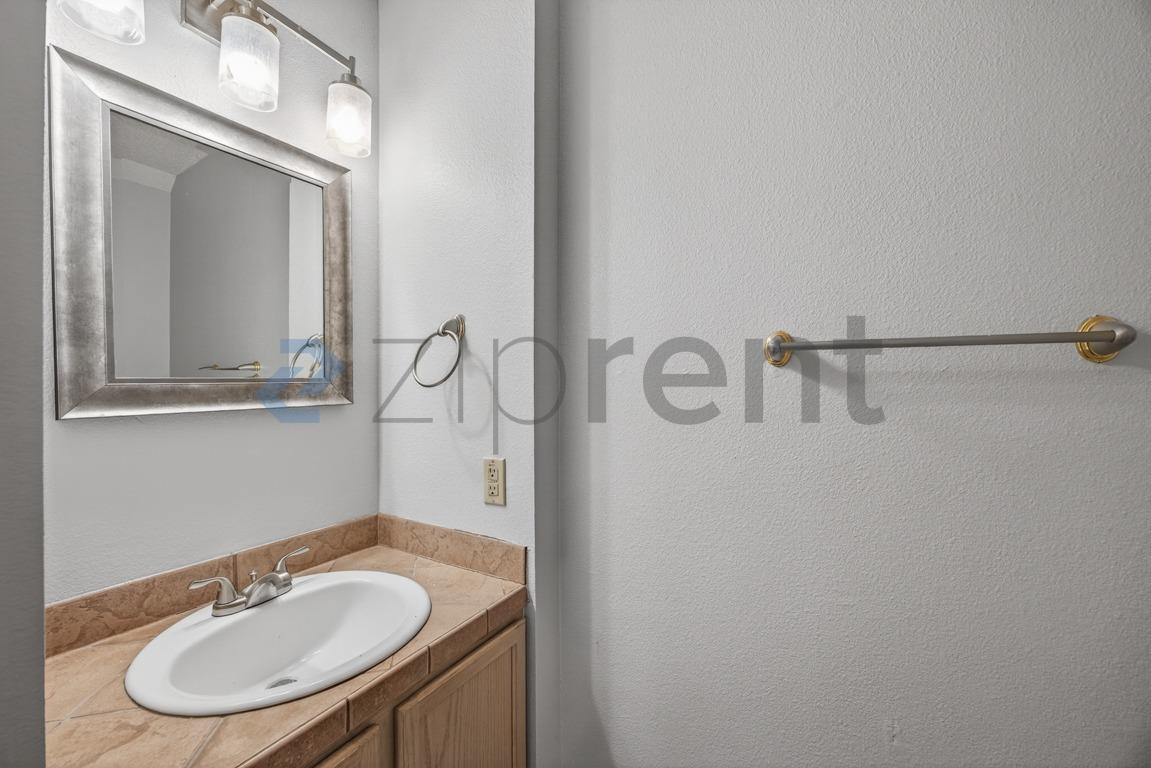 Building Photo - Unit
