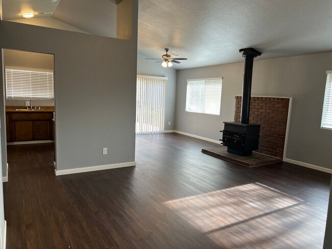 Building Photo - 3 bedroom home in Shasta Lake City