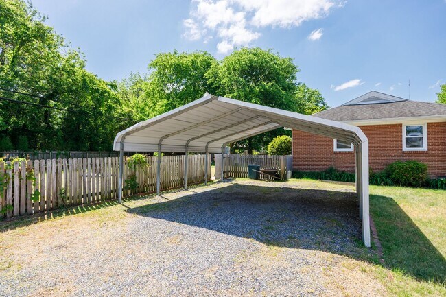 Building Photo - Beautiful 2 Bedroom Corner Lot Property Near Forest Hill Ave ***Available May 2026***