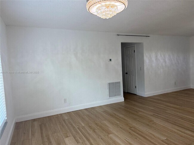 Building Photo - 1040 SW 30th Ave