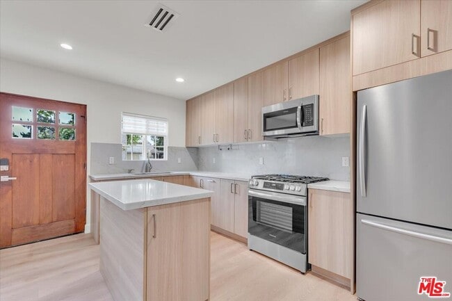 Building Photo - 6915 Encino Ave