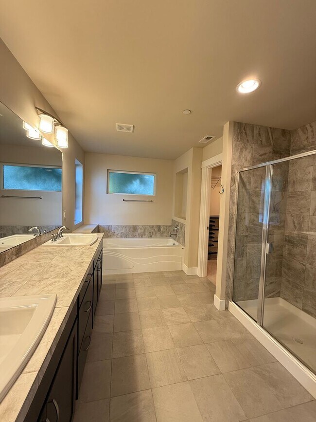 Building Photo - Modern 4 Bed, 3.5 Bath Lynnwood Home – Pri...