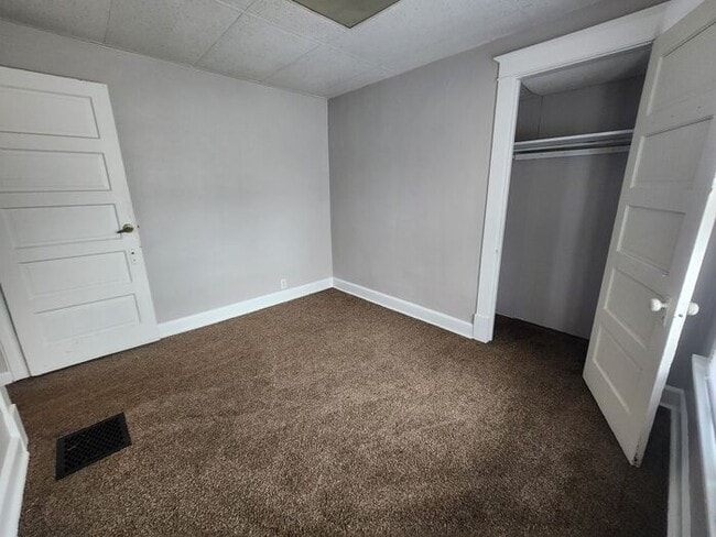 Building Photo - Charming 3-bedroom, 1-bath home with a bright living space, spacious bedrooms, and an easy-to-mai...