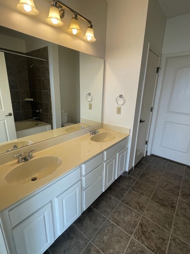 Building Photo - 2BD/2BA Condo located Downtown!