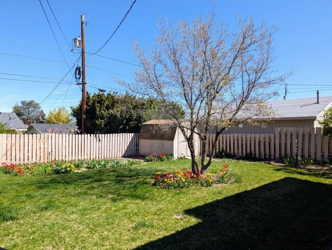 Building Photo - ** Oversized 4-Bedroom House w/ 2-Car Garage, & Fenced Backyard in a great Wenatchee Neighborhood!