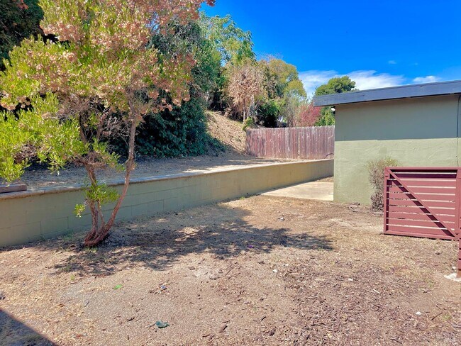 Building Photo - 220 Los Altos Pl
