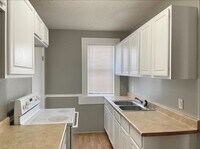 Building Photo - 973 Geranium Ave E