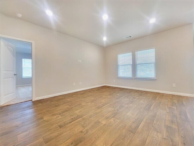 Building Photo - 125 Solitude Dr