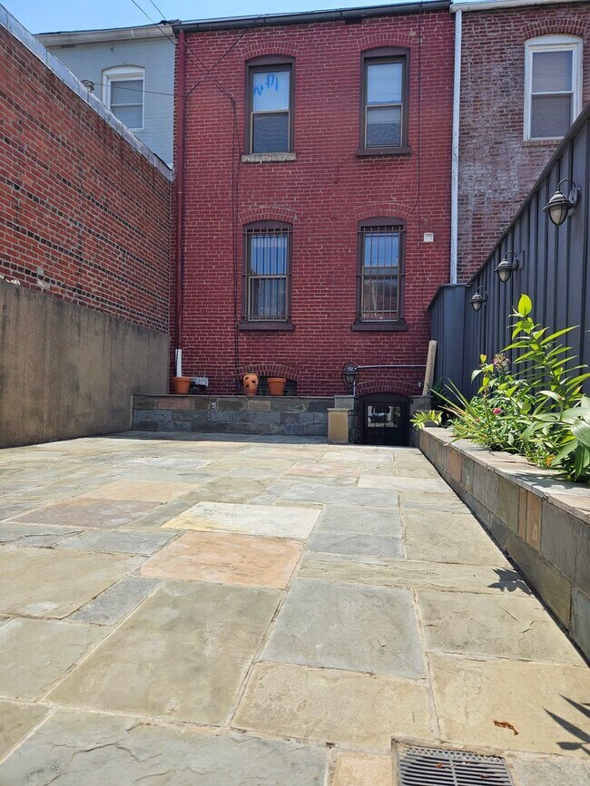 Building Photo - Charming 3BR Rowhome in Bloomingdale