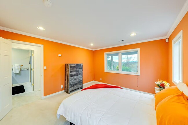 Building Photo - Fully Furnished Daylight Basement 2 Bedroo...