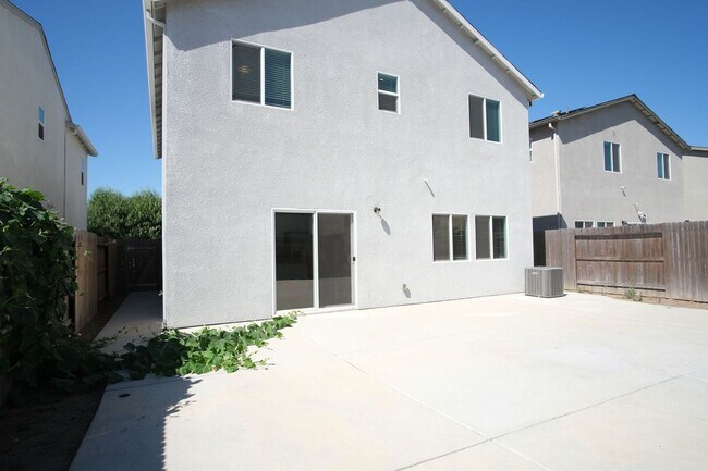 Building Photo - Move-in ready! Stunning 4-bedroom, 3-bathroom home located in the vibrant city of Manteca, CA.