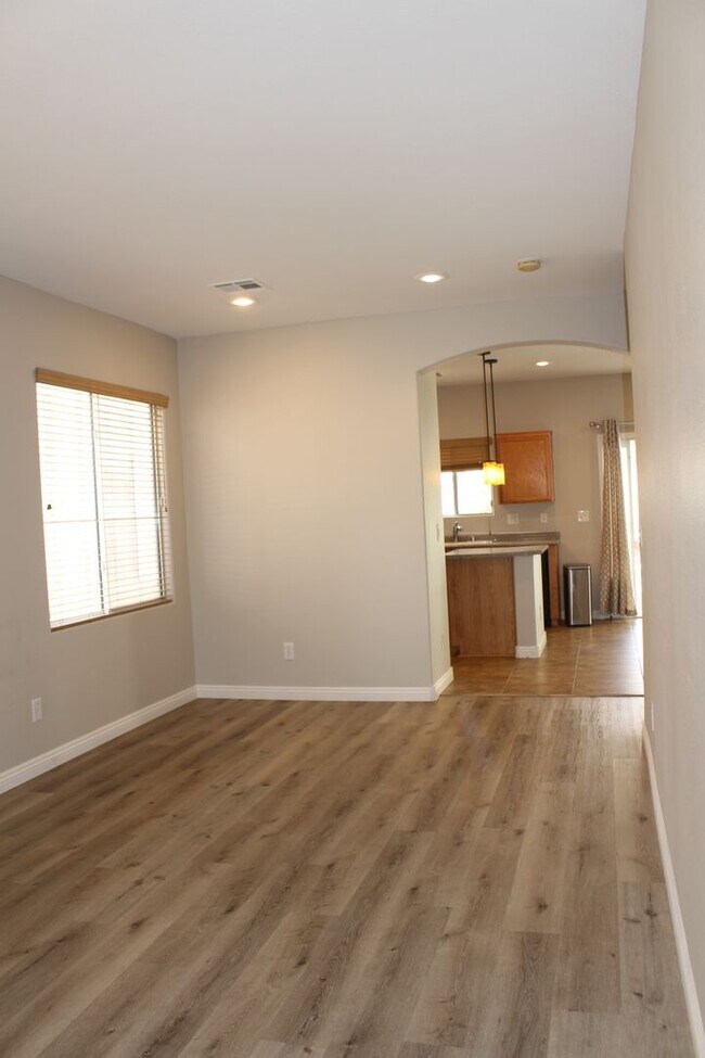 Building Photo - BEAUTIFUL 4 BEDROOM HOME WITH A POOL!