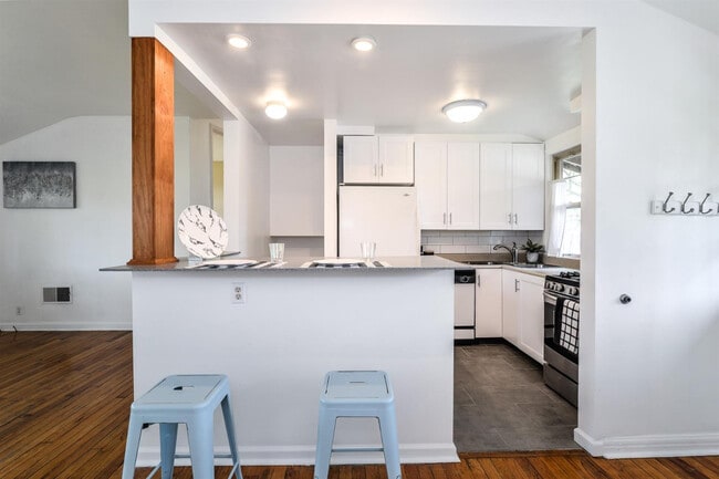 Building Photo - 2263 Parkwood Ave