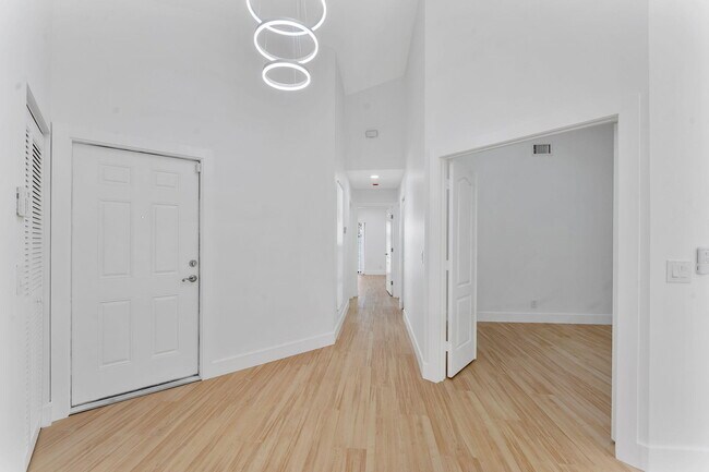 Building Photo - 897 Dickens Pl