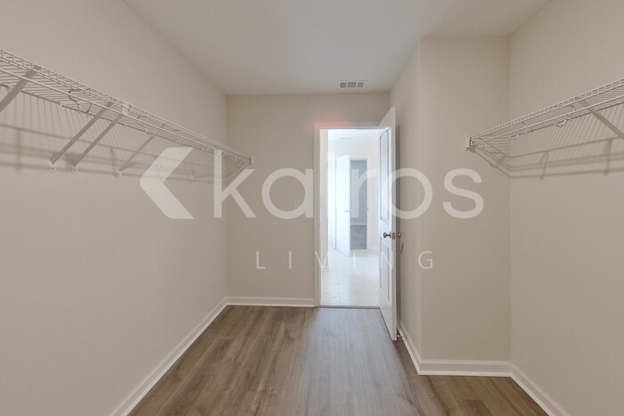 Building Photo - 14 Red Oak Dr.