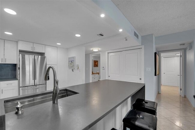 Building Photo - 3900 Galt Ocean Dr