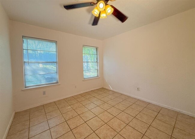 Building Photo - 242 Windsor Way