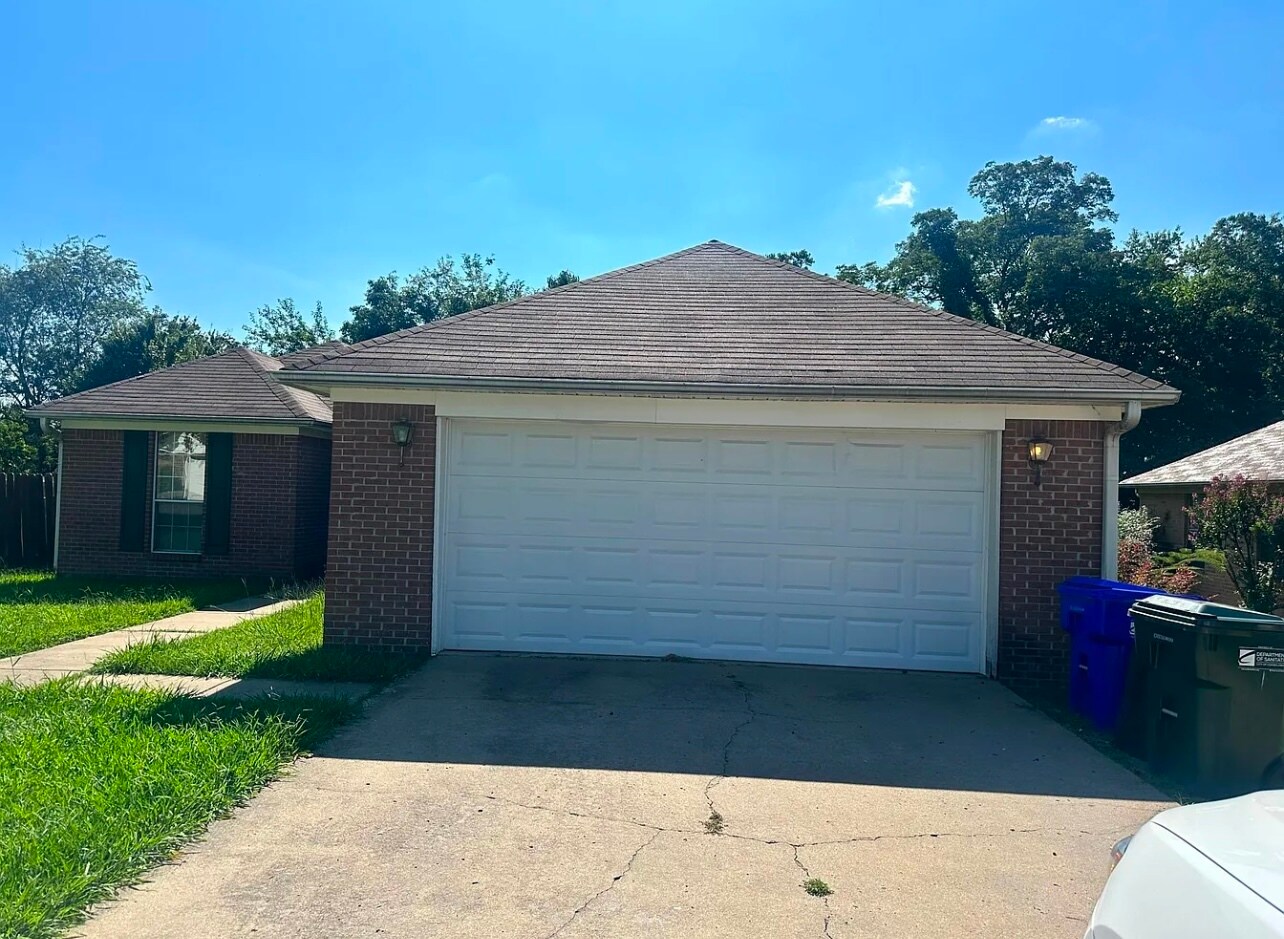 Building Photo - 1565 Hathaway Dr