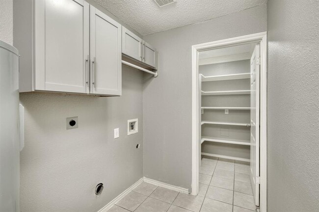 Building Photo - 2801 Adelen Ln