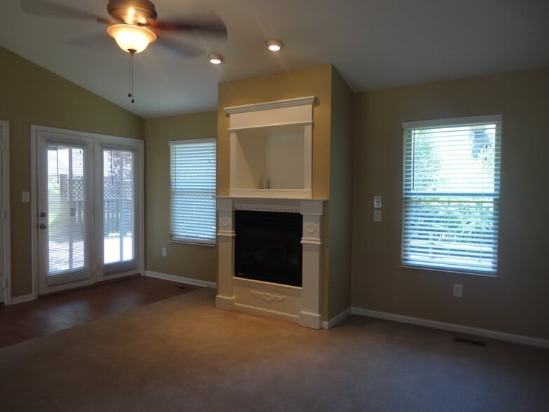 Building Photo - 3358 Village Dr