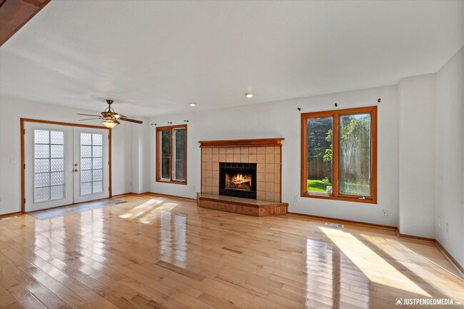 Building Photo - Modern Southside Duplex
