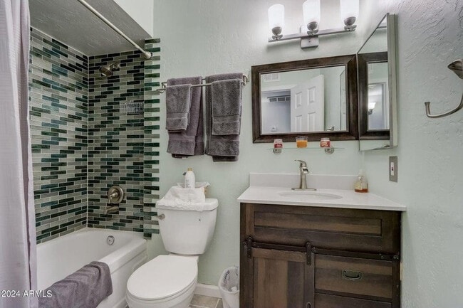 Building Photo - 555 N May