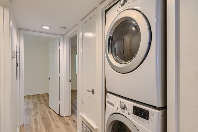 Building Photo - 41 Waller St