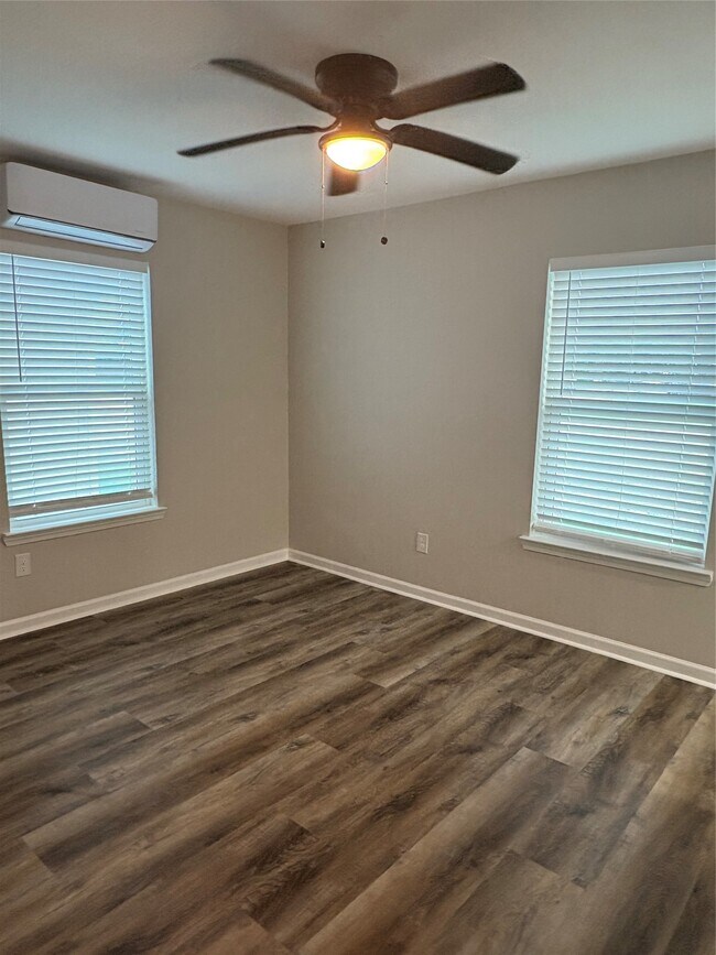 Building Photo - 8 S Avenue B