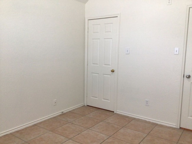 Building Photo - 1620 Northview Dr