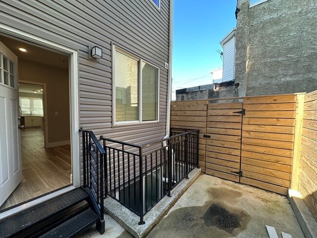 Building Photo - 2009 N Darien St