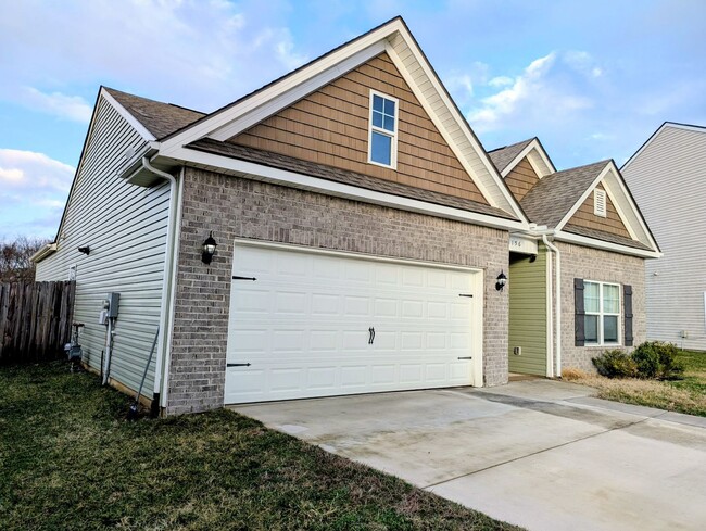 Building Photo - Great Home Available Now