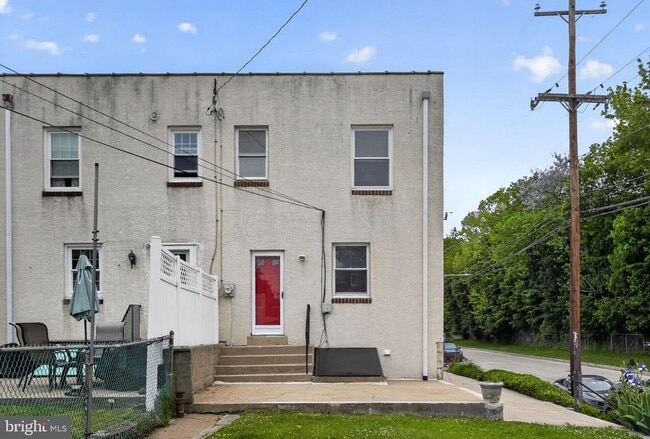Building Photo - 439 E 11th Ave