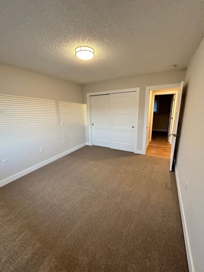 Building Photo - Rare 5-bedroom House with 1 Car Garage in Everson.