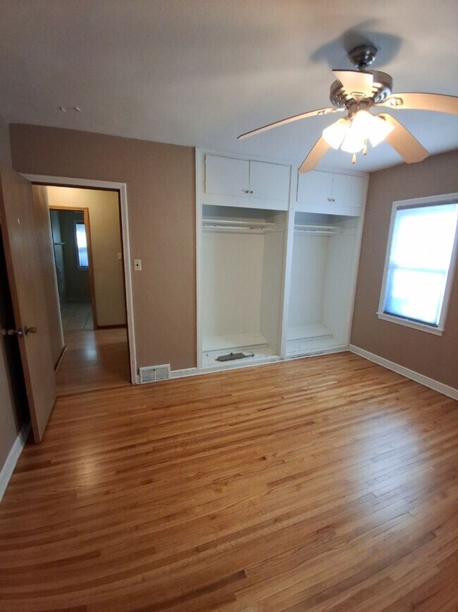 Building Photo - Renovated 3BR Duplex! Available Early Octo...