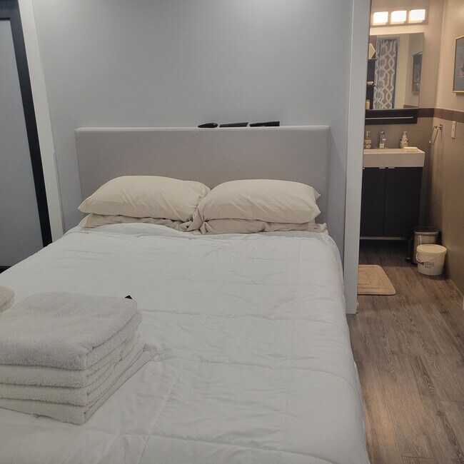 Building Photo - 825 Center St