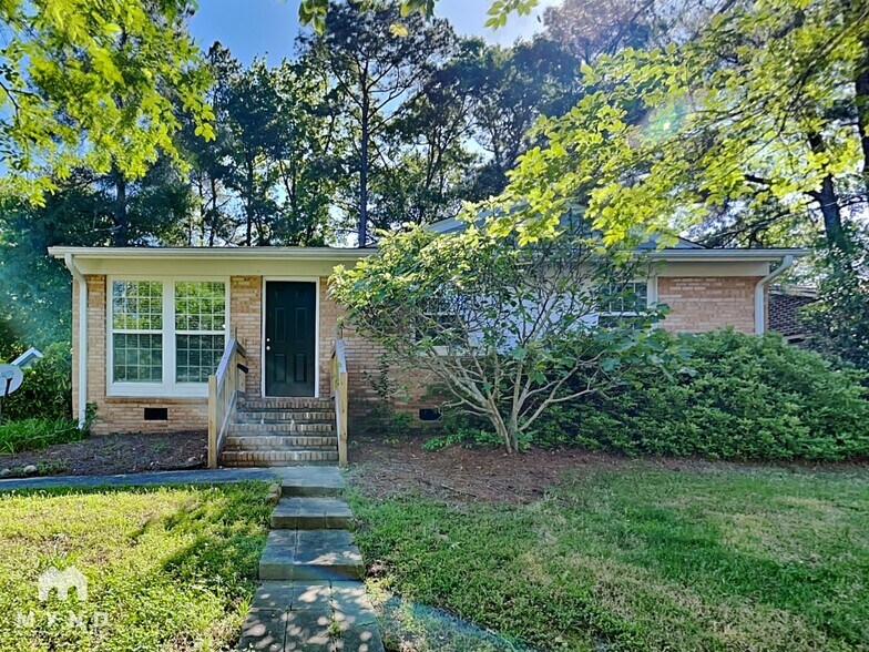 Primary Photo - 910 Pond St