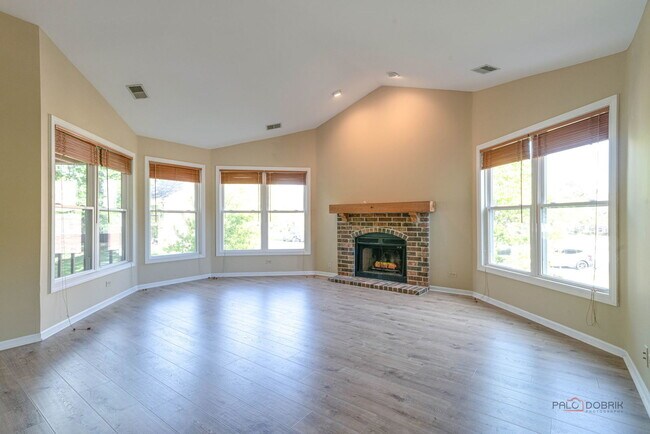 Building Photo - 305 Satinwood Terrace