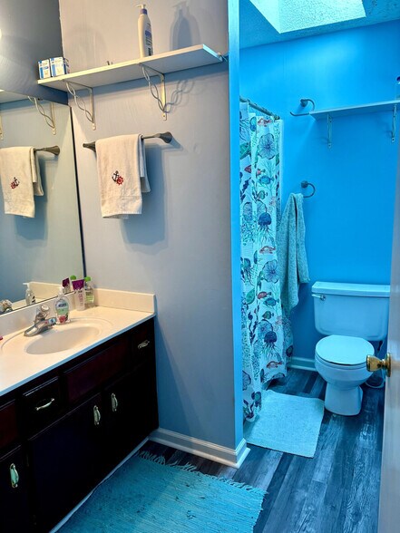 Building Photo - 1870 Mary Ellen Dr