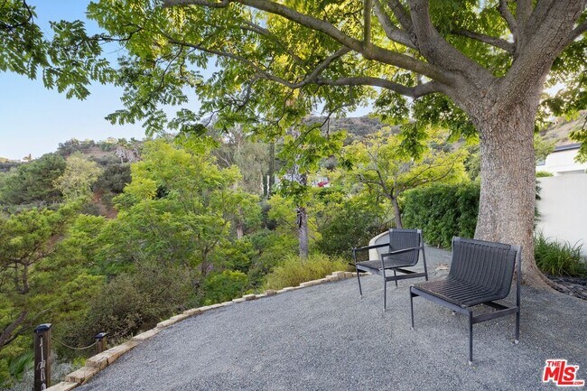 Building Photo - 2652 Byron Pl