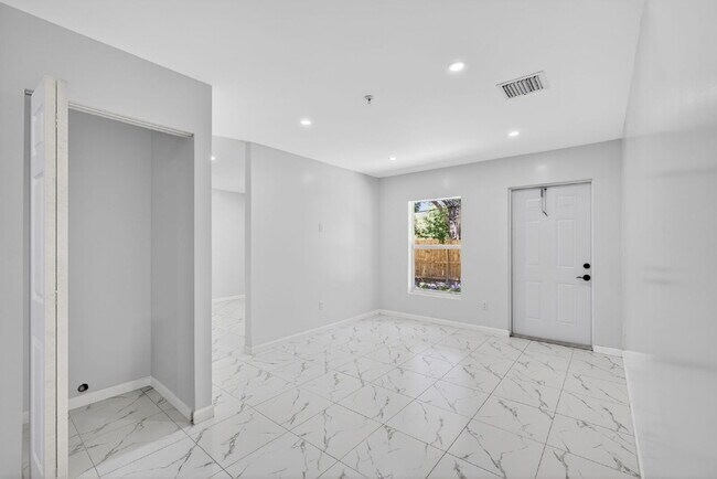 Building Photo - "Spacious 4-Bedroom Oasis with 2 Full Baths in Beautiful Riviera Beach!"